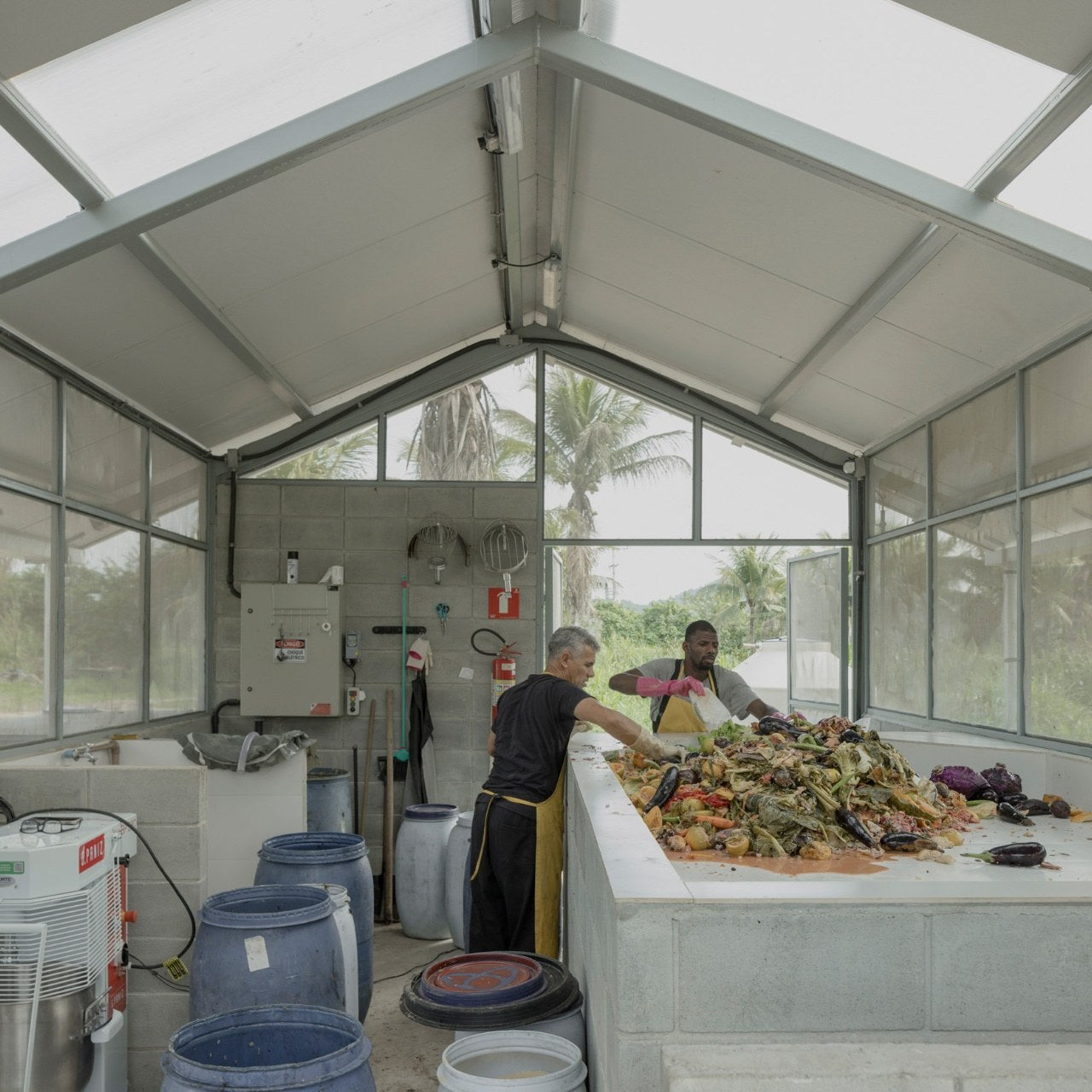 Biofábrica Comida de Dragão - equipe tratando resíduo orgânico (quadrada)