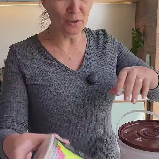 Tascha mistura o Suplemento Integral na ração das shih tzus