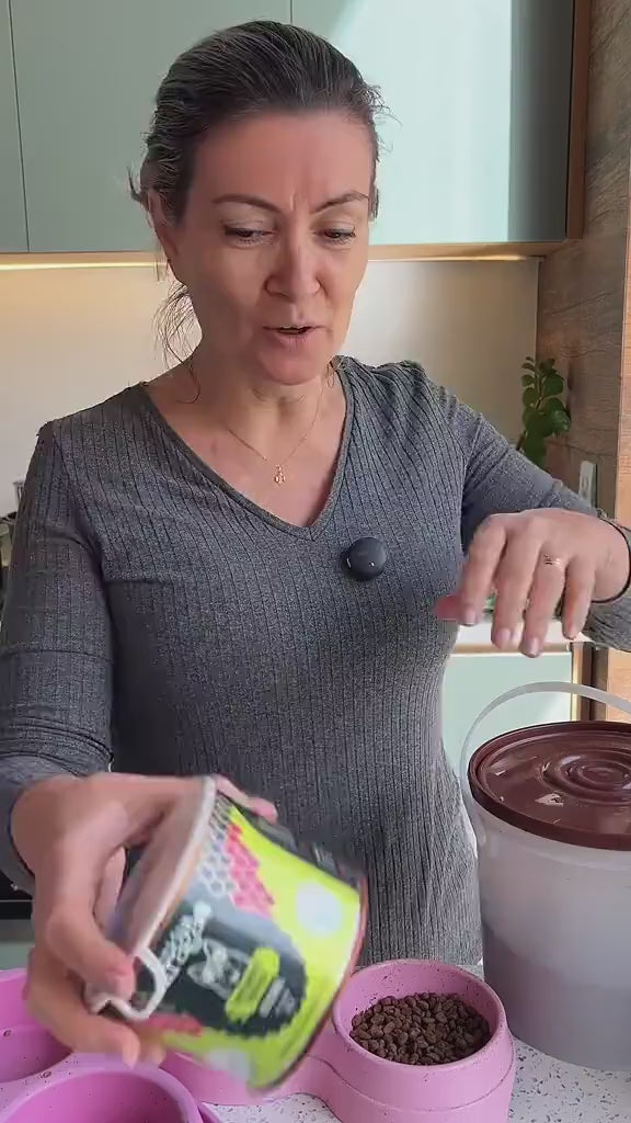 Tascha mistura o Suplemento Integral na ração das shih tzus