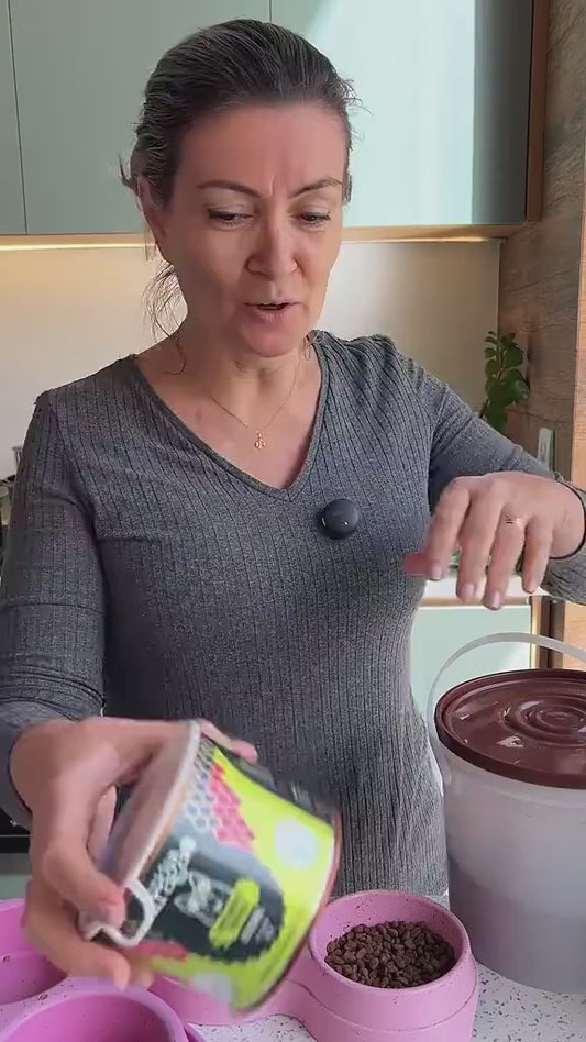 Tascha mistura o Suplemento Integral na ração das shih tzus
